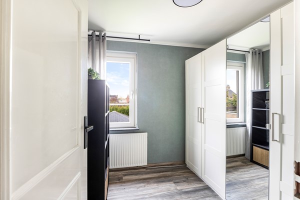 Foto - Te koop: Ruime 2-onder-1-kapwoning met dubbele garage, eigen oprit en fijne tuin